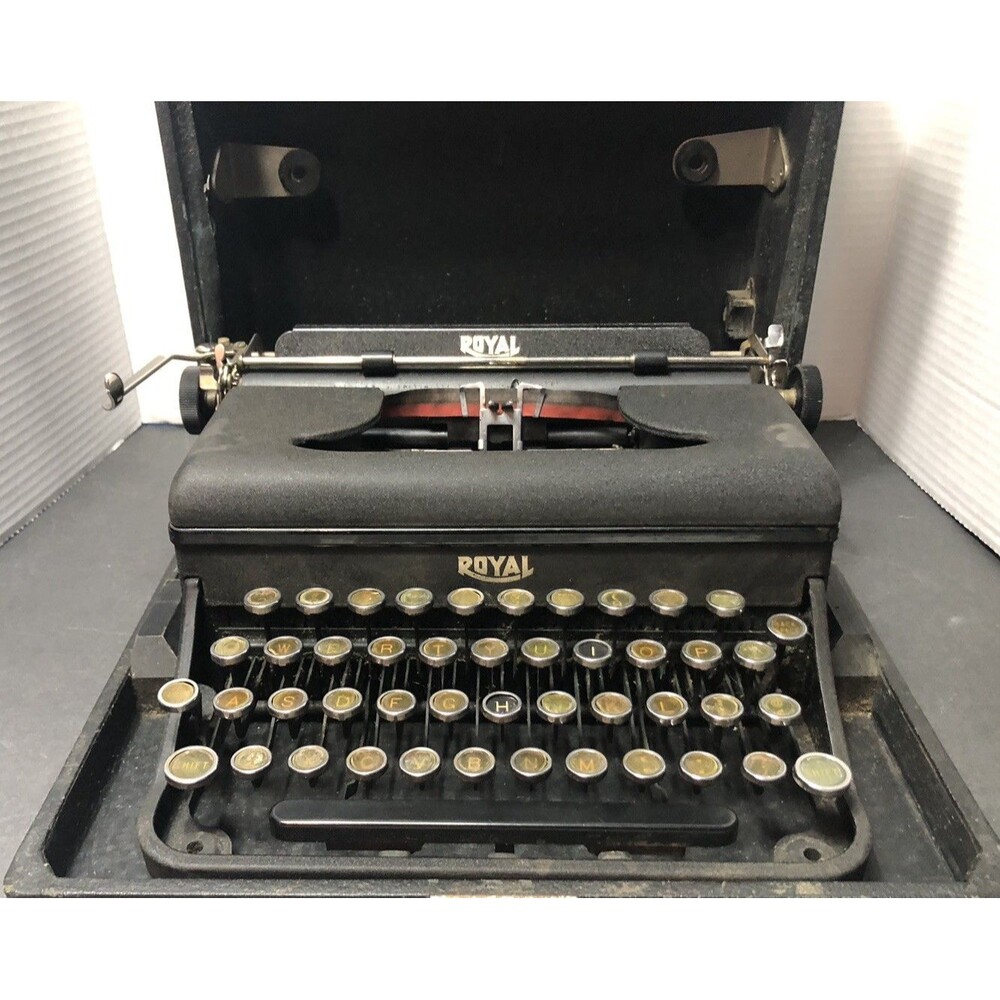 Antique Royal Typewriter In Black Carry Case  Older Model